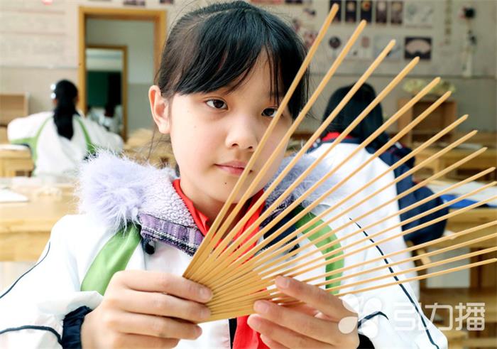 學生們學習制作蘇扇