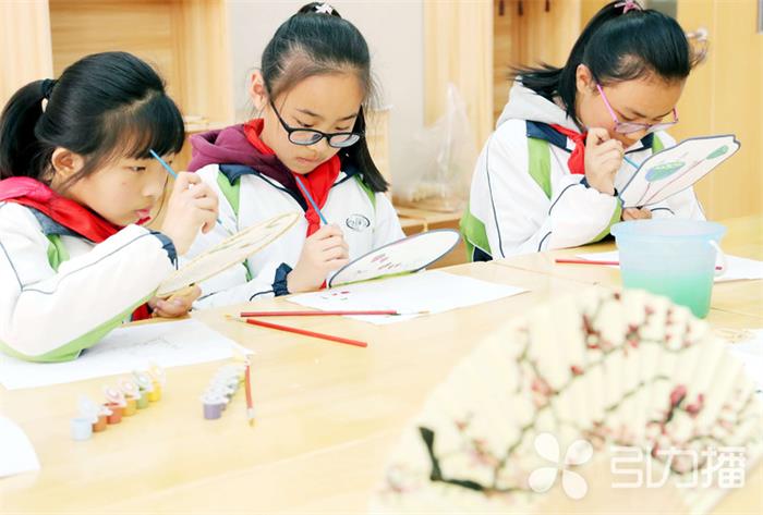 學生們學習制作蘇扇