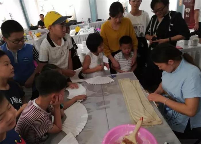 體驗者近距離觀察蘇扇扇面制作過程