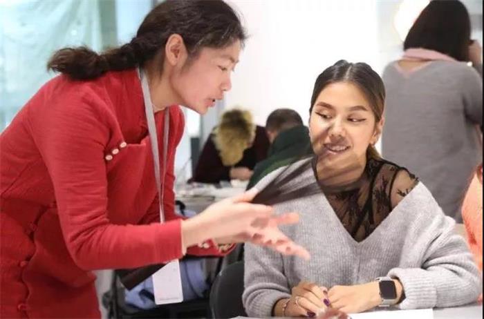 體驗者親自體驗制扇