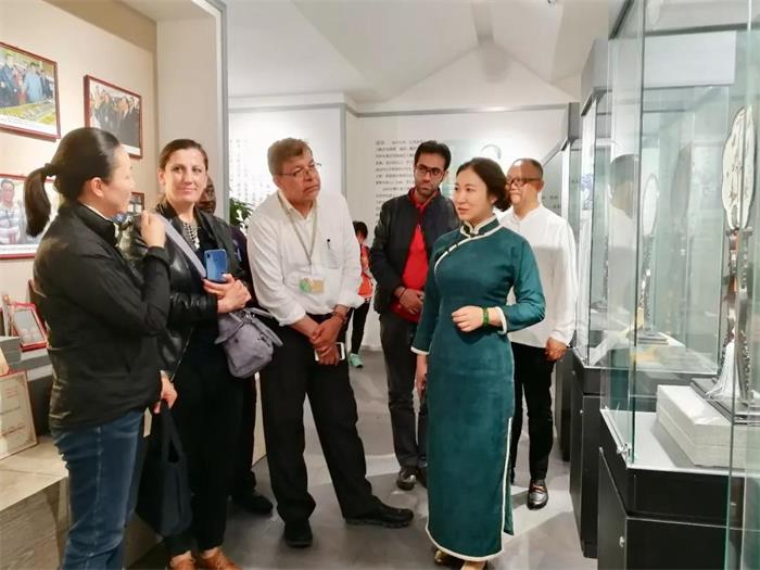 聯(lián)合國(guó)教科文組織創(chuàng)意城市手工藝與民間藝術(shù)論壇的嘉賓蒞臨盛風(fēng)蘇扇藝術(shù)館參觀、考察