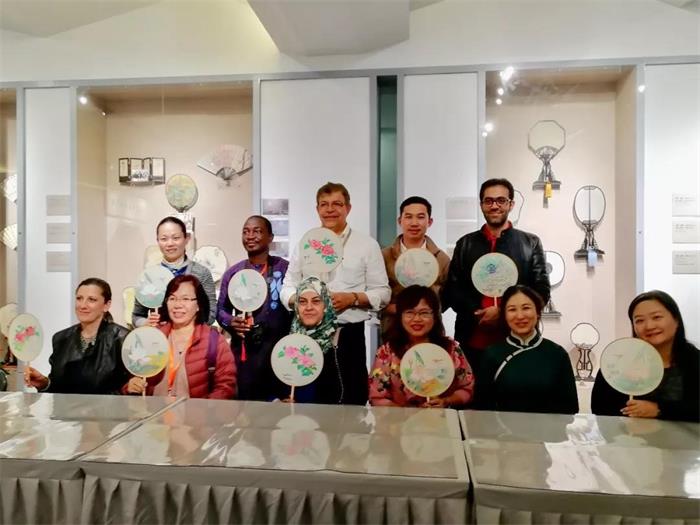 盛春與嘉賓合影