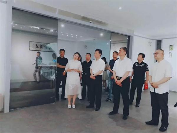 盛春帶領姚林榮、顧建列、吳金鳳等人參觀盛風蘇扇