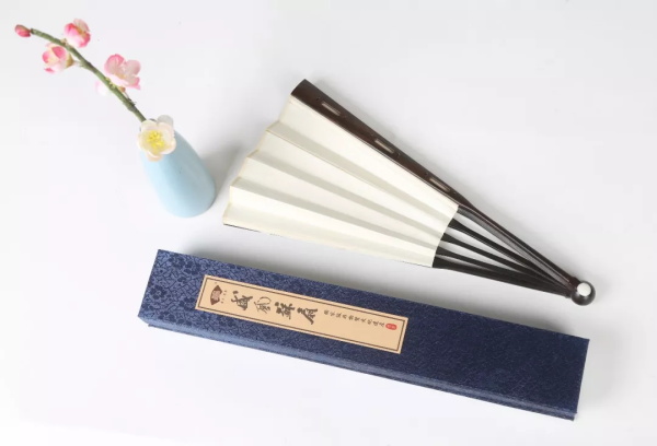 紫光檀透雕折扇 紫光檀透雕折扇