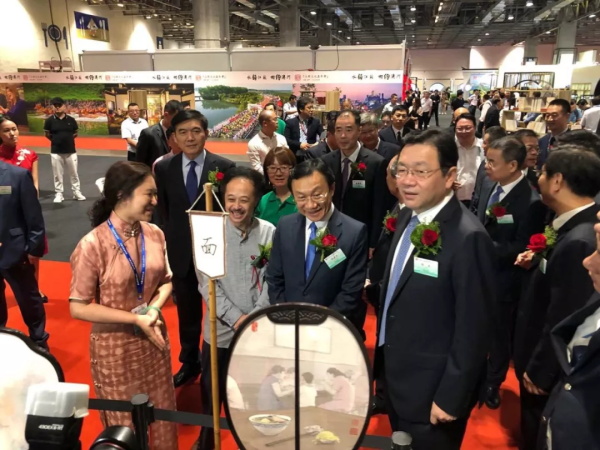 江蘇省委常委，省委統戰部部長楊岳，澳門社會文化司司長譚俊榮，中聯辦副主任張榮順等領導蒞臨“盛風蘇扇”展位參觀指導