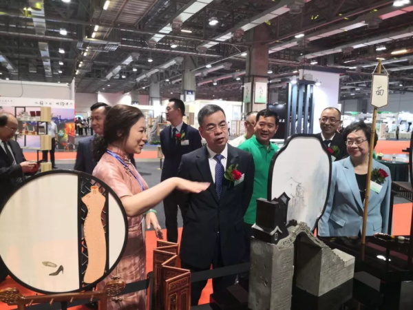 江蘇省委常委，省委統戰部部長楊岳，澳門社會文化司司長譚俊榮，中聯辦副主任張榮順等領導蒞臨“盛風蘇扇”展位參觀指導