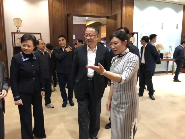 （中間：全國政協副主席鄭建邦 左一：江蘇省委常委、省委宣傳部部長王燕文 右一：盛春）