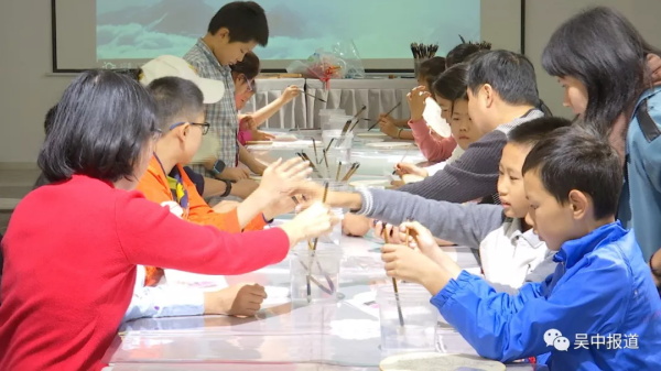 孩子們學(xué)習(xí)制作蘇扇