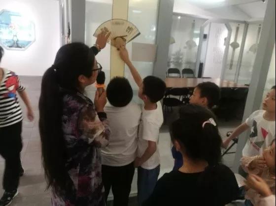 金秋至“扇”行 翰墨擁軍情——城南街道親子活動走進蘇扇