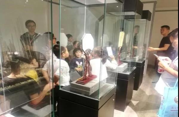 “喜迎國慶至‘扇’行，翰墨繪鑄軍民情”親子研學活動