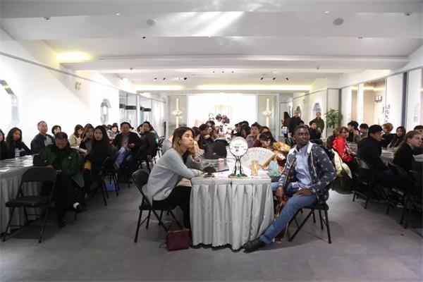 學(xué)生們正認(rèn)真學(xué)習(xí)蘇扇