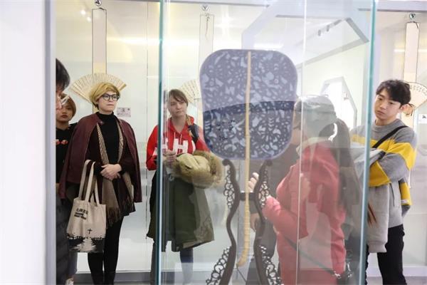 學(xué)生們正認(rèn)真學(xué)習(xí)蘇扇