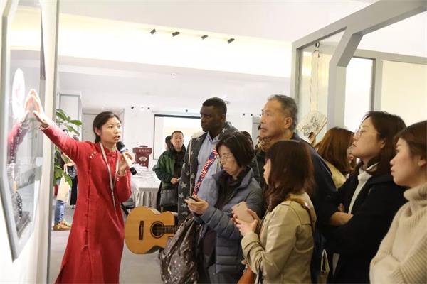 學(xué)生們正認(rèn)真學(xué)習(xí)蘇扇