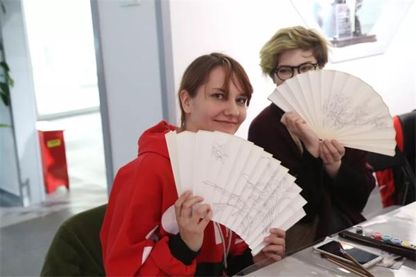 學(xué)生們制作蘇扇