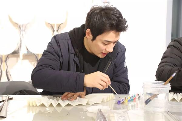 學(xué)生們制作蘇扇