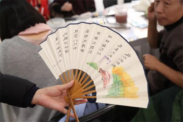 學(xué)生們制作蘇扇