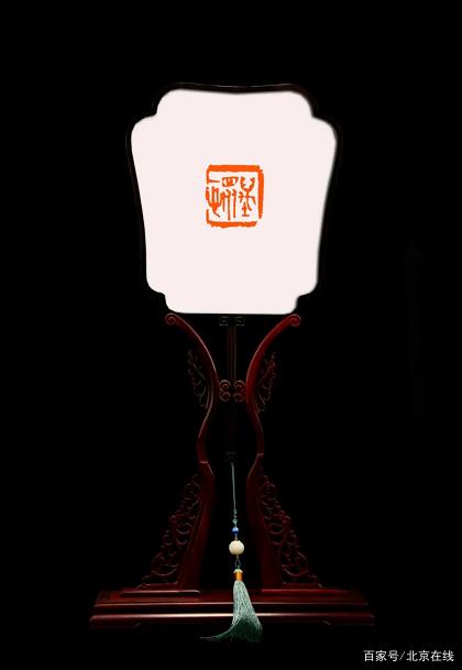 《萬眾一心》——蘇扇創作：盛春，篆刻創作：顧鵬飛