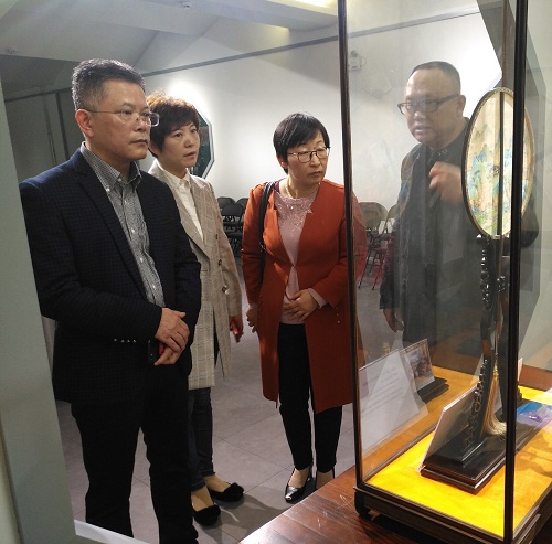 區(qū)科協(xié)一行赴盛風(fēng)蘇扇藝術(shù)館調(diào)研
