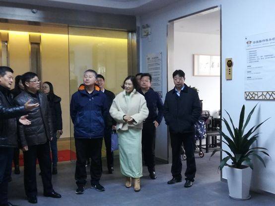 國制扇工藝大師、盛風蘇扇藝術館主理人、江蘇省鄉土人才“三帶”能手盛春全程陪同調研