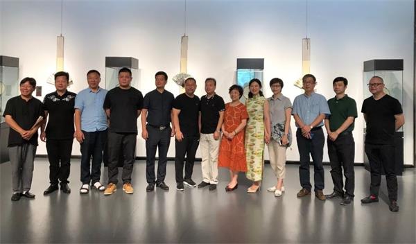 中國工藝美術大師刑偉中、中國制扇工藝大師盛春、沈頡、張涼、陳琴、王健、劉立華等七位藝術家合照 中國工藝美術大師刑偉中、中國制扇工藝大師盛春、沈頡、張涼、陳琴、王健、劉立華等七位藝術家合照