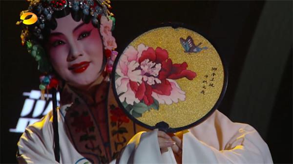 國寶級制扇大師盛春團(tuán)扇作品驚艷湖南衛(wèi)視中秋晚會