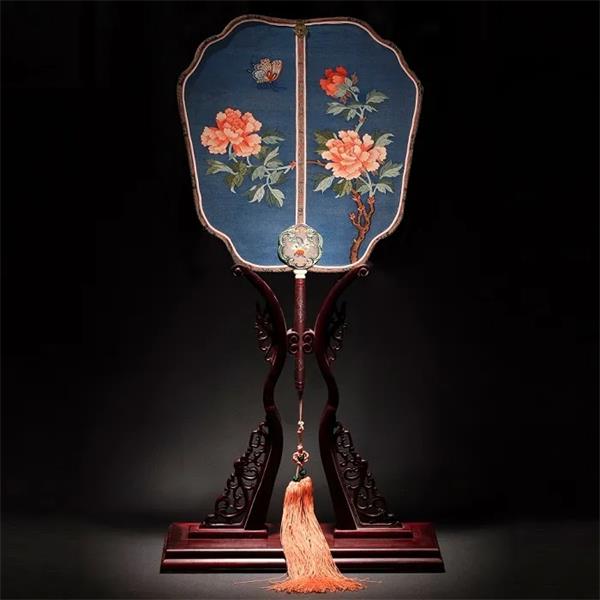 盛春大師作品：緙絲團扇《花戲蝶》