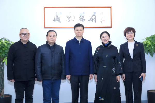 江蘇省委常委、蘇州市委書記許昆林一行蒞臨蘇州凌云扇廠“盛風蘇扇”調研考察蘇作文化！