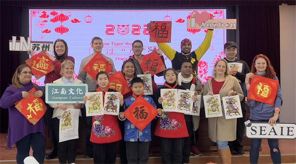 印年畫、制折扇 蘇式傳統文化“傾倒”一眾外教